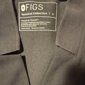 Figs scrub top in black